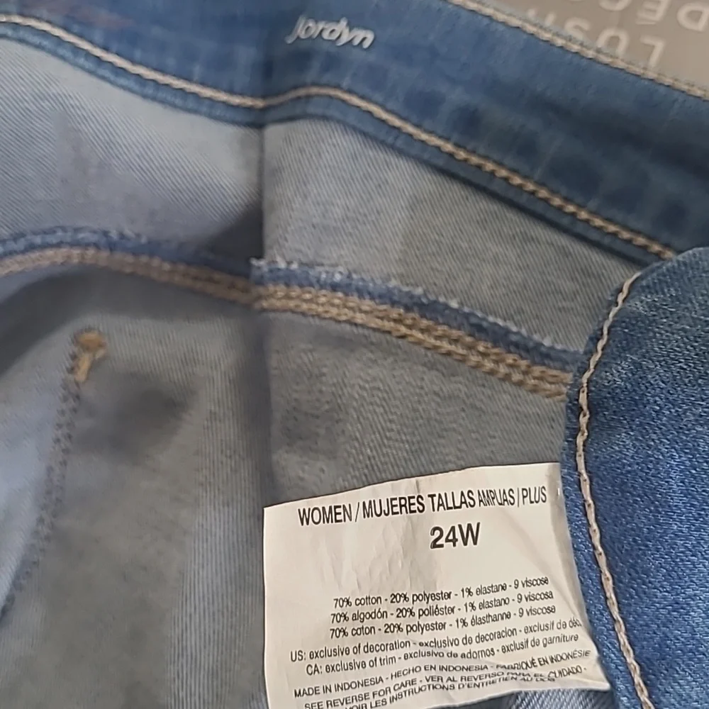 New with tags! Gloria Vanderbilt Womens 24W blue jean denim Bermuda Shorts